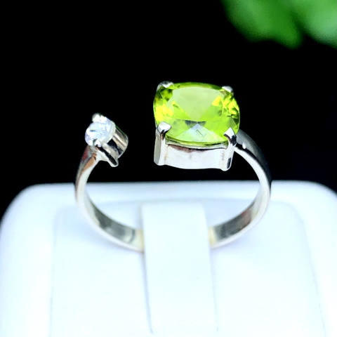 Stunning Design Natural Peridot Ring