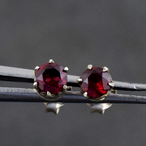 Genuine 1.00 Gms .925 Sterling Silver Red Garnet Earring Pair 67-H202