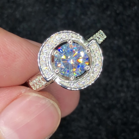 Sparkling white Mossianite 25.32 carat with 925 silver ring