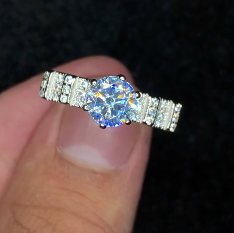 Sparkling white Mossianite 20.50 carat with 925 silver ring