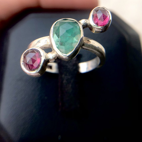 Beautiful 21.75 CRT emerald garnet ring sterling silver