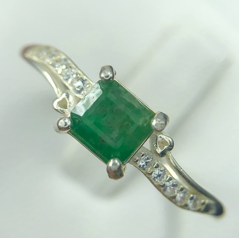 Beautiful Natural Swat Emerald 6.70 Ct Ring with amazing design