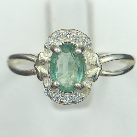 Beautiful Natural Emerald 7.10 Ct with amazing design