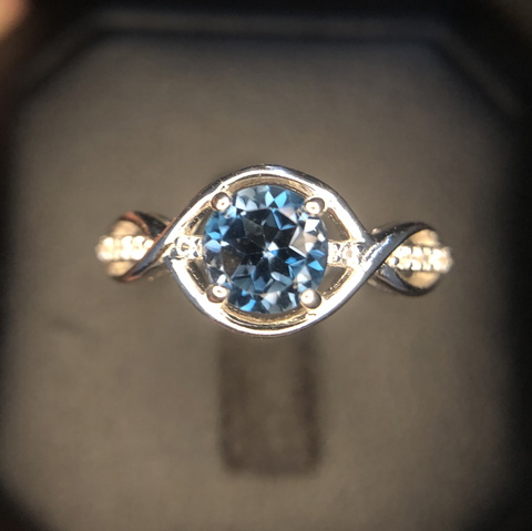 Beautiful 9.35 crt London topaz sterling silver 925