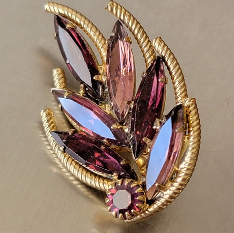 VINTAGE-NEW PIN / BROOCH GOLDTONE