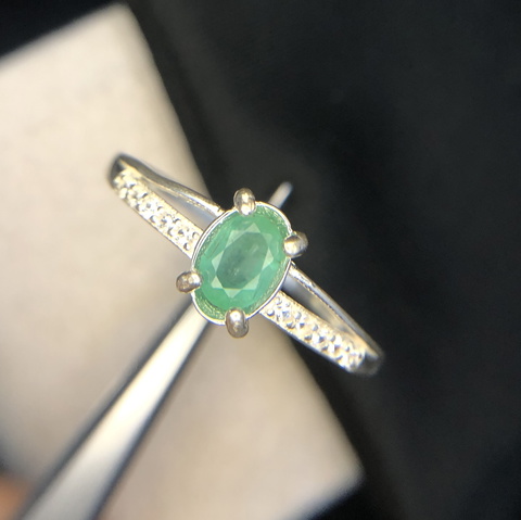 PRESTIGIOUS 6.85 CT NATURAL SWAT EMERALD RING WITH CZ IN SILVER