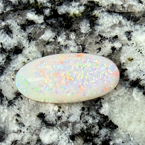 3,65 ct fully saturated non directional oval opal